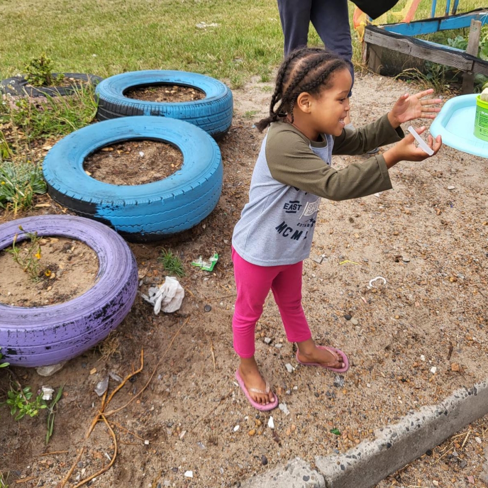 Boorhaano - Übergabe einer Portion Essen