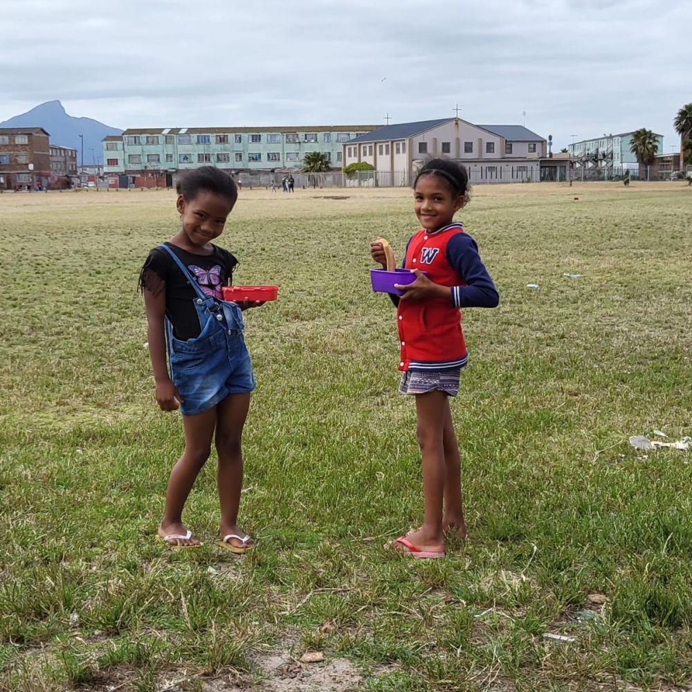Boorhaano - Kinder mit einer Portion Essen
