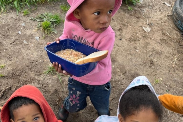 Youth Center Feeding (Bild 10)