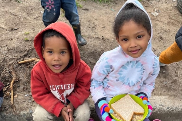 Youth Center Feeding (Bild 11)