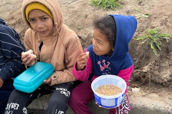 Youth Center Feeding (Bild 12)