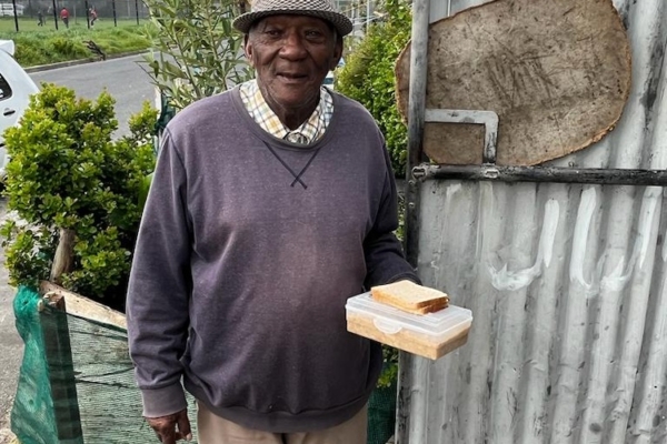 Youth Center Feeding (Bild 13)