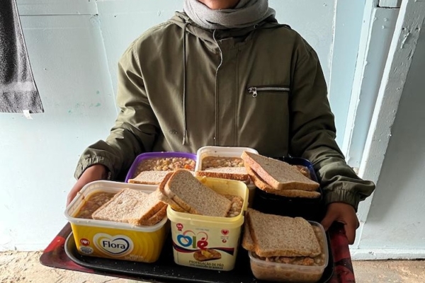 Youth Center Feeding (Bild 14)