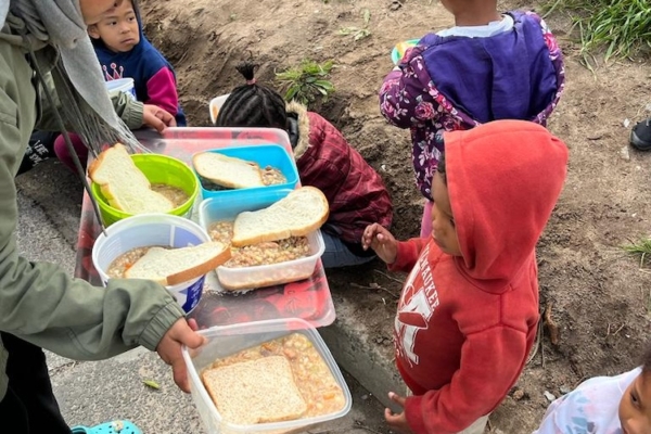 Youth Center Feeding (Bild 17)