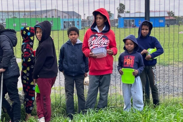 Youth Center Feeding (Bild 18)