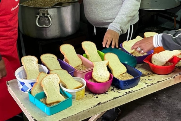 Youth Center Feeding (Bild 22)