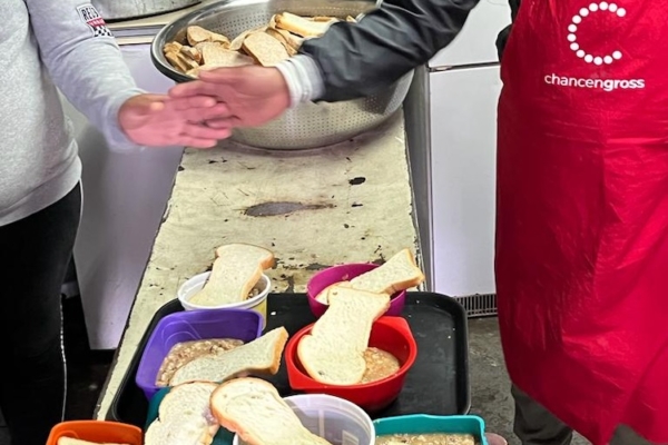 Youth Center Feeding (Bild 23)