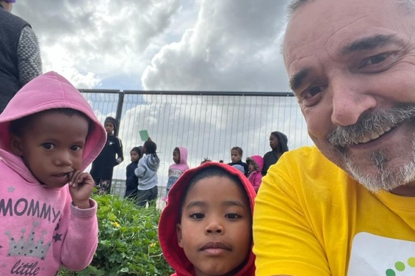 Youth Center Feeding (Bild 26)