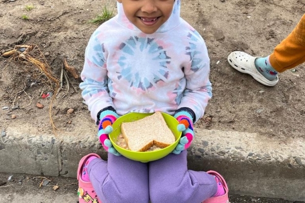 Youth Center Feeding (Bild 7)