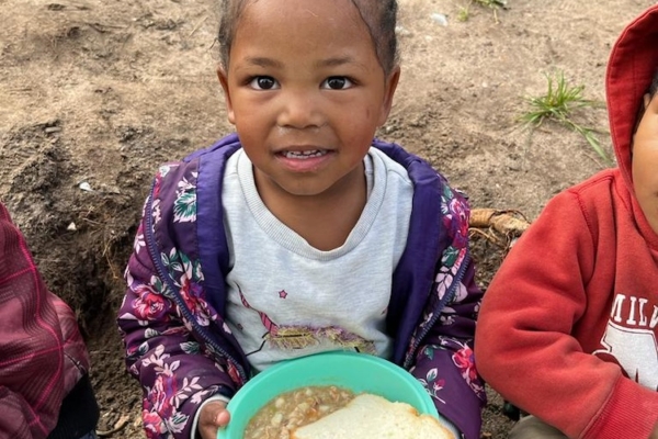 Youth Center Feeding (Bild 8)