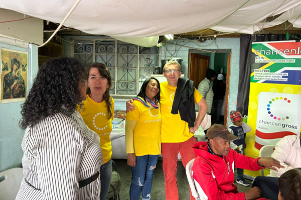 Feeding Kitchen Fam. Mach - Hug