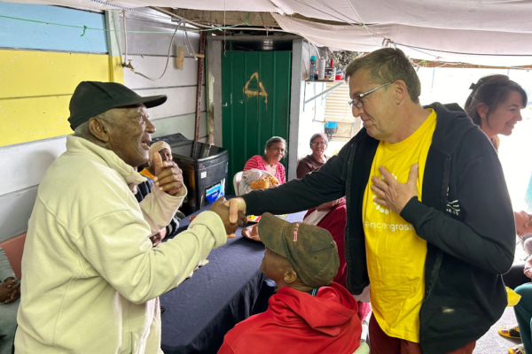 Feeding Kitchen Fam. Mach - Shake Hands